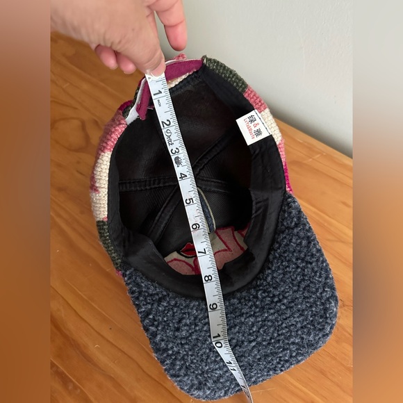 Chic women’s Pom-Pom Hat - Pink and Gray - Picture 8 of 10